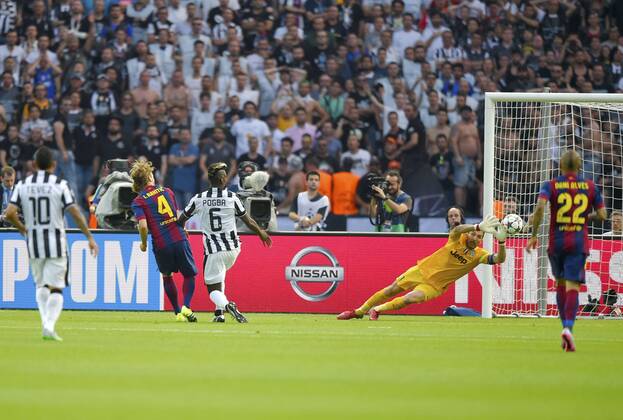 06.06.2015, Fussball Champions League Finale 2014 2015 im Olympiastadion Berlin, Juventus Turin - FC Barcelona Barca Torschuss zum 1:0 von Ivan Rakitic (li, FC Barcelona). Torwart Gianluigi Buffon (Juventus Turin) ohne Chance. 