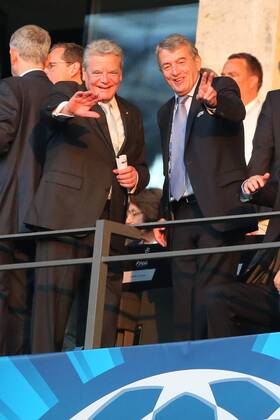 Bundespraesident Joachim Gauck, links und DFB Praesident Wolfgang Niersbach waehrend des Champions League Finales zwischen Juventus Turin und dem FC Barcelona Barca am 06.06.2015 im Berliner Olympia Stadion ( Copyright: Schuelerx xEibnerx-xPressefoto
