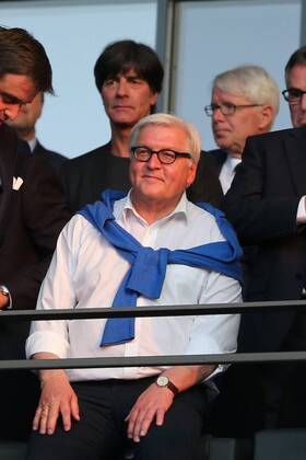 Bundes-Aussenminister Frank-Walter Steinmeier , dahinter Joachim, Jogi Loew, waehrend des Champions League Finales zwischen Juventus Turin und dem FC Barcelona Barca am 06.06.2015 im Berliner Olympia Stadion ( Copyright: Schuelerx xEibnerx-xPressefoto