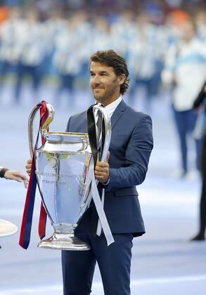 06.06.2015, Fussball Champions League Finale 2014 2015 im Olympiastadion Berlin, Juventus Turin - FC Barcelona Barca Ex-Dortmunder Karl-Heinz Riedle (Weiler im Allgäu) darf zur Eröffnungszeremonie den Pokal auf den Platz tragen. 
