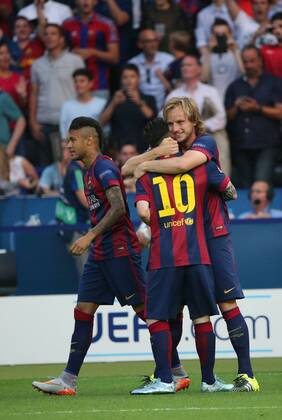 Lionel Messi FC Barcelona Barca 10), Luis Suarez (FC Barcelona 9) und Ivan Rakitic (FC Barcelona 4) beim Torjubel nach dem Treffer zum 1:0 waehrend des Champions League Finales zwischen Juventus Turin und dem FC Barcelona am 06.06.2015 im Berliner Olympia Stadion ( Copyright: Schülerx xEibner-Pressefoto EP_jse