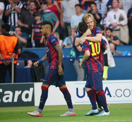 Lionel Messi FC Barcelona Barca 10), Luis Suarez (FC Barcelona 9) und Ivan Rakitic (FC Barcelona 4) beim Torjubel nach dem Treffer zum 1:0 waehrend des Champions League Finales zwischen Juventus Turin und dem FC Barcelona am 06.06.2015 im Berliner Olympia Stadion ( Copyright: Schülerx xEibner-Pressefoto EP_jse
