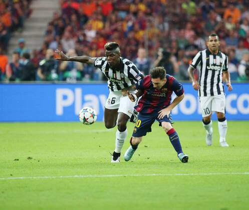 Paul Pogba (Juventus Turin 6) im Zweikampf gegen Lionel Messi FC Barcelona Barca 10) waehrend des Champions League Finales zwischen Juventus Turin und dem FC Barcelona am 06.06.2015 im Berliner Olympia Stadion ( Copyright: Schülerx xEibner-Pressefoto EP_jse
