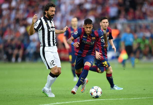 FUSSBALL CHAMPIONS LEAGUE FINALE SAISON 2014 2015 Juventus Turin - FC Barcelona Barca 06.06.2015 Neymar (re, FC Barcelona) enteilt Andrea Pirlo (li, Juventus Turin) 