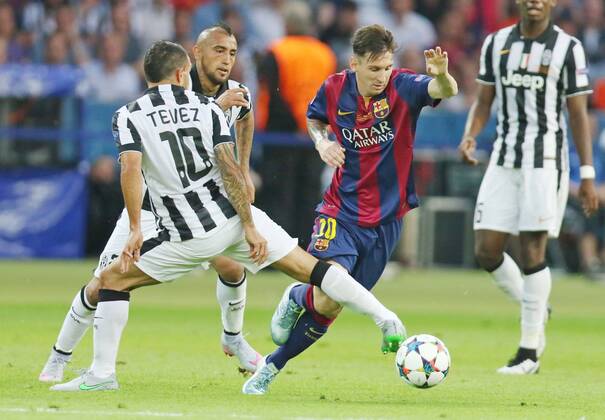 ju10 Carlos TEVEZ, JUVE 10 Zweikampf , Aktion um den Ball gegen Lionel MESSI, Barca 10 FC Barcelona Barca - JUVENTUS TURIN ( - ) Fussball UEFA Champions League, Finale, im Olympiastadion Berlin, Deutschland am 06.06.2016 CL Saison 2014 2015