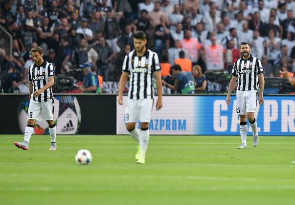 FUSSBALL CHAMPIONS LEAGUE FINALE SAISON 2014 2015 Juventus Turin - FC Barcelona Barca 06.06.2015 Claudio Marchisio, Alvaro Morata und Andrea Barzagli (v.l., alle Juventus Turin) sind nach dem 0:1 enttaeuscht 