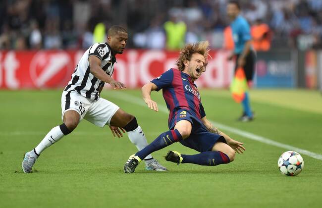 FUSSBALL CHAMPIONS LEAGUE FINALE SAISON 2014 2015 Juventus Turin - FC Barcelona Barca 06.06.2015 Patrice Evra (li, Juventus Turin) gegen Ivan Rakitic (re, FC Barcelona) 