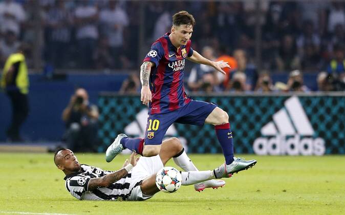 Lionel Messi FC Barcelona Barca 10) (R) against Arturo Vidal (Juventus Turin) during the Championsleague final match between Juventus and FC Barcelona, Olympiastadion in Berlin on June 06., 2015. Juventus Turin vs. FC Barcelona im Finale der Championsleague in der Saison 2014 2015 am 6. Juni 2015.