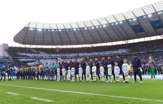 Die Mannschaften stehen vor dem Spiel auf dem Feld. FINALE: Juventus Turin - FC Barcelona Barca am 06.06.2015. Fussball international Saison 2014 2015, UEFA Championsleague Finale 2015 im Olympiastadion in Berlin, Deutschland,