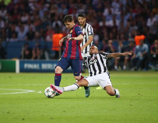 Arturo Vidal (Juventus Turin 23) im Zweikampf gegen Lionel Messi FC Barcelona Barca 10) waehrend des Champions League Finales zwischen Juventus Turin und dem FC Barcelona am 06.06.2015 im Berliner Olympia Stadion ( Copyright: Schülerx xEibner-Pressefoto EP_jse