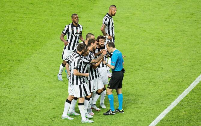 Berlin, Deutschland, 06.06.2015: Fußball UEFA Championsleague 2014 2015 - UEFA Championsleague Finale - Juventus Turin - FC Barcelona Barca Juve-Spieler um Claudio Marchisio (Turin 8) und Andrea Pirlo (Turin 21) beschweren sich bei Schiedsrichter Cüneyt Cueneyt Cakir (TUR)