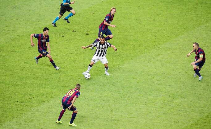 Berlin, Deutschland, 06.06.2015: Fußball UEFA Championsleague 2014 2015 - UEFA Championsleague Finale - Juventus Turin - FC Barcelona Barca Carlos Tevez (Turin 10) im Zweikampf gegen Sergio Busquets (Barcelona 5), Jordi Alba (Barcelona 18), Ivan Rakitic (Barcelona 4) und Andres Iniesta (Barcelona 8)