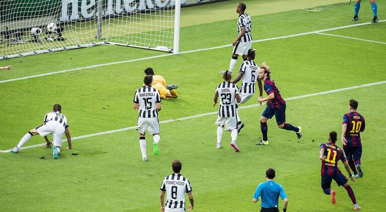 Berlin, Deutschland, 06.06.2015: Fußball UEFA Championsleague 2014 2015 - UEFA Championsleague Finale - Juventus Turin - FC Barcelona Barca Tor 0:1. Torschütze Torschuetze Ivan Rakitic (Barcelona 4) trifft gegen Torwart Gianluigi Buffon (Turin 1)