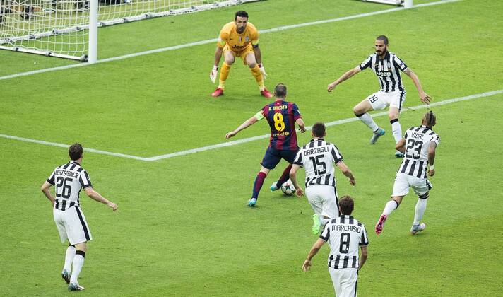 Berlin, Deutschland, 06.06.2015: Fußball UEFA Championsleague 2014 2015 - UEFA Championsleague Finale - Juventus Turin - FC Barcelona Barca Tor 0:1. Andres Iniesta (Barcelona 8) bereitet das Tor vor und wird umzingelt von v.li. Stephan Lichtsteiner (Turin 26), Andrea Barzagli (Turin 15), Claudio Marchisio (Turin 8), Leonardo Bonucci (Turin 19), Arturo Vidal (Turin 23) und Torwart Gianluigi Buffon (Turin 1)