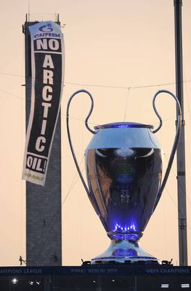Greenpeace Aktivisten bringen vor dem Spiel auf einem Turm des Olympiastadions einen Banner mit der Aufschrift No Arctic Oil an. FINALE: Juventus Turin - FC Barcelona Barca am 06.06.2015. Fussball international Saison 2014 2015, UEFA Championsleague Finale 2015 im Olympiastadion in Berlin, Deutschland,