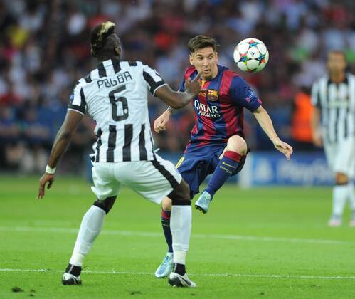 Championsleague Finale in Berlin 06.06.2015 Juventus Turin - FC Barcelona Barca 06.06.2015. Messi (Barca) am Ball. Davor: Paul Pogba (Turin). HM