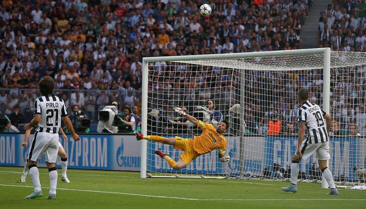 06.06.2015, Fussball Champions League Finale 2014 2015 im Oylmpiastadion Berlin, Juventus Turin - FC Barcelona Barca Torwart Gianluigi Buffon (mi., Juventus Turin) währt den Ball ab 