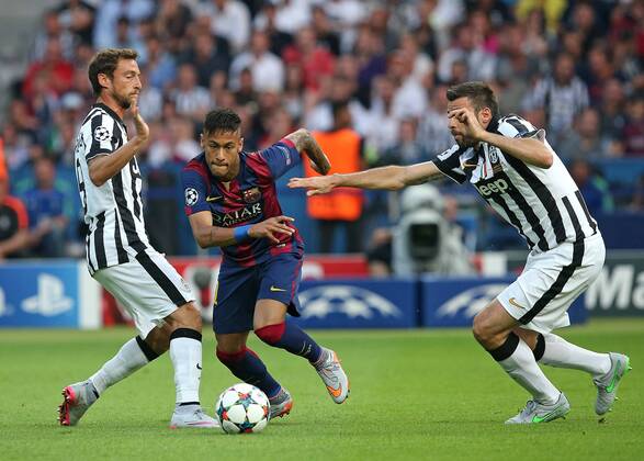 06.06.2015, Fussball Champions League Finale 2014 2015 im Oylmpiastadion Berlin, Juventus Turin - FC Barcelona Barca v.l. Leonardo Bonucci (Juventus Turin) gegen Neymar (FC Barcelona) und Andrea Barzagli (Juventus Turin) 