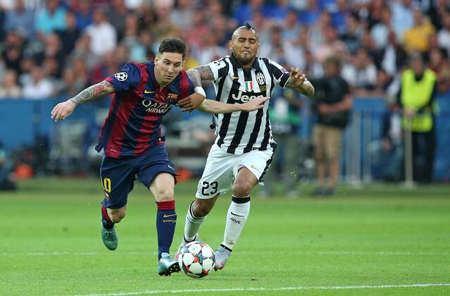 06.06.2015, Fussball Champions League Finale 2014 2015 im Oylmpiastadion Berlin, Juventus Turin - FC Barcelona Barca v.l. Lionel Messi (FC Barcelona) gegen Arturo Vidal (Juventus Turin) 