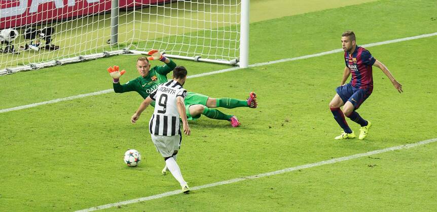 Berlin, Deutschland, 06.06.2015: Fußball UEFA Championsleague 2014 2015 - UEFA Championsleague Finale - Juventus Turin - FC Barcelona Barca Tor 1:1. Torschütze Torschuetze Alvaro Morata (Turin 9) erzielt den Treffer gegen Torwart Marc-Andre ter Stegen (Barcelona 1)