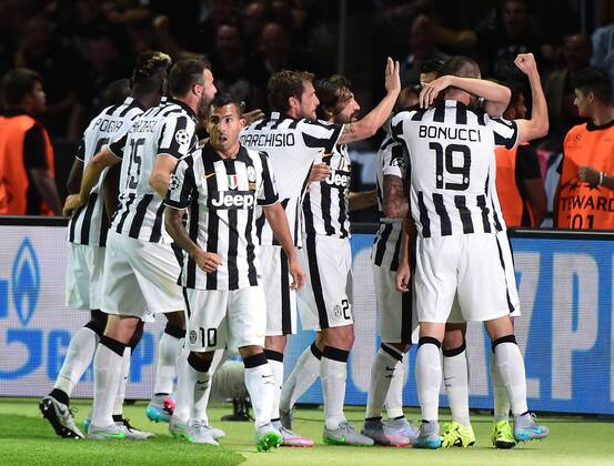 06.06.2015, xjhx, Fussball Champions League, Juventus Turin - FC Barcelona Barca v.l. Alvaro Morata (Juventus Turin) und Spieler von Juventus Turin Players of Juventus Turin Torjubel, Goal celebration, celebrate the goal zum 1:1