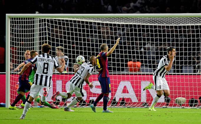 06.06.2015, xjhx, Fussball Champions League, Juventus Turin - FC Barcelona Barca v.l. Marc Andre ter Stegen (FC Barcelona), Claudio Marchisio (Juventus Turin), Arturo Vidal (Juventus Turin), Alvaro Morata (Juventus Turin) Goal scored, Tor zum 1:1 und and Torjubel, Goal celebration, celebrate the goal zum 1:1