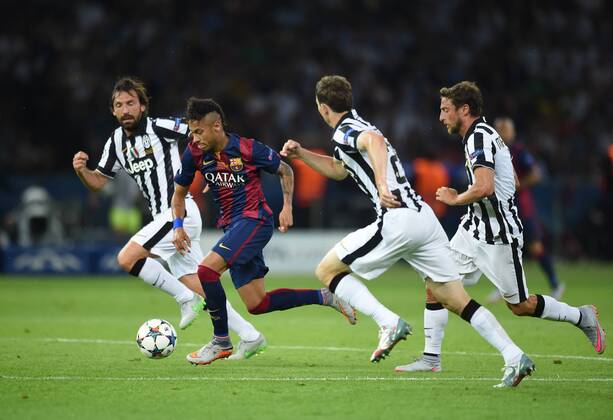 Neymar DA SILVA Santos Junior (FCBarcelona) gegen Andrea PIRLO (links), Stephan LICHTSTEINER und Claudio MARCHISIO (alle Juventus rechts) FINALE: Juventus Turin - FC Barcelona Barca am 06.06.2015. Fussball international Saison 2014 2015, UEFA Championsleague Finale 2015 im Olympiastadion in Berlin, Deutschland,