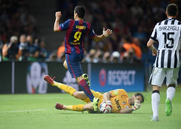 Luis Alberto SUAREZ Diaz (FCBarcelona) gegen Torwart Gianluigi BUFFON (Mitte) und Andrea BARZAGLI (beide Juventus) FINALE: Juventus Turin - FC Barcelona Barca am 06.06.2015. Fussball international Saison 2014 2015, UEFA Championsleague Finale 2015 im Olympiastadion in Berlin, Deutschland,