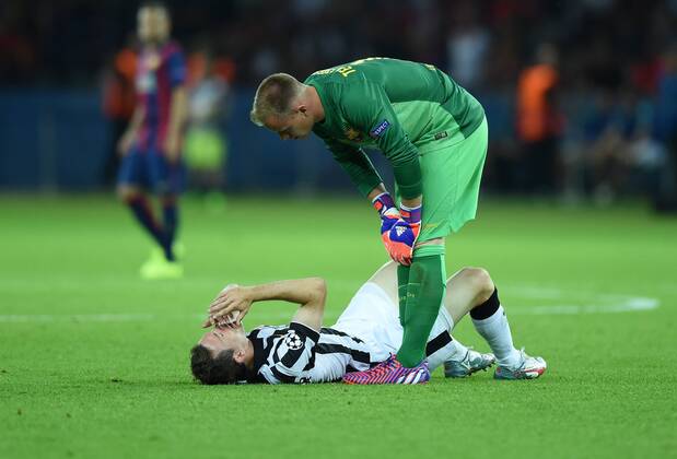 FUSSBALL CHAMPIONS LEAGUE FINALE SAISON 2014 2015 Juventus Turin - FC Barcelona Barca 06.06.2015 Torwart Marc Andre ter Stegen (re, FC Barcelona) kuemmert sich um Stephan Lichtsteiner (li, Juventus Turin) 