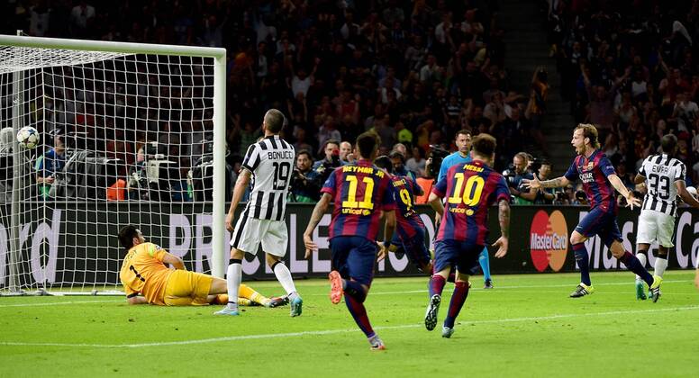 06.06.2015, xjhx, Fussball Champions League, Juventus Turin - FC Barcelona Barca v.l. Gianluigi Buffon (Juventus Turin), Luis Suarez (FC Barcelona) Goal scored, Tor zum 1:2