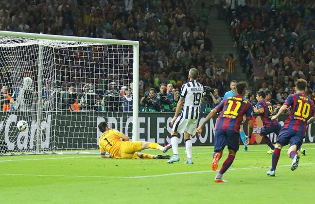 Luis SUAREZ, Barca 9 Torschuss, schiesst das Tor zum 2-1 FC Barcelona Barca - JUVENTUS TURIN ( - ) Fussball UEFA Champions League, Finale, im Olympiastadion Berlin, Deutschland am 06.06.2016 CL Saison 2014 2015