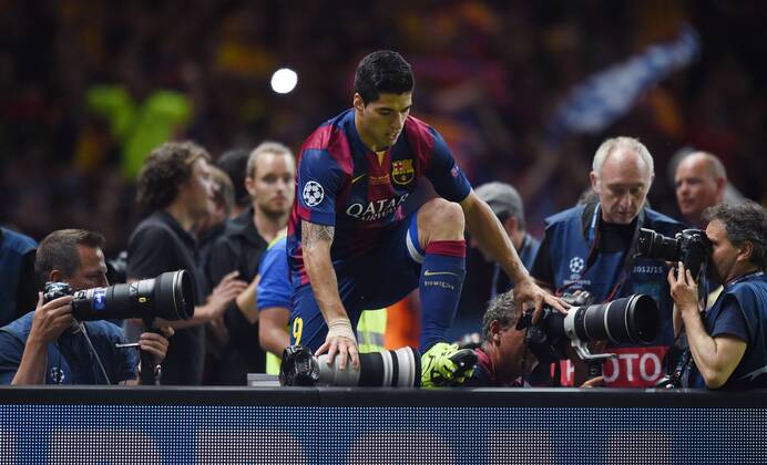 Luis Alberto SUAREZ Diaz (FCBarcelona) muss nach seinem Torjubel zum 1-2 die Sportfotografen ueberwinden. FINALE: Juventus Turin - FC Barcelona Barca am 06.06.2015. Fussball international Saison 2014 2015, UEFA Championsleague Finale 2015 im Olympiastadion in Berlin, Deutschland,