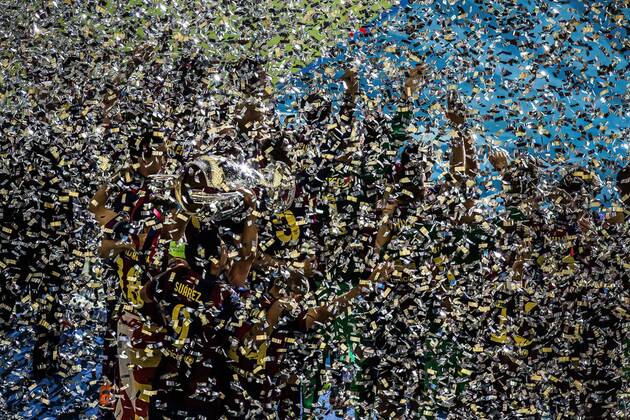 Berlin, Deutschland, 06.06.2015: Fußball UEFA Championsleague 2014 2015 - UEFA Championsleague Finale - Juventus Turin - FC Barcelona Barca Der FC Barcelona jubelt über den Sieg im Championsleague Finale mit Pokal