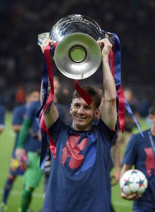 FUSSBALL CHAMPIONS LEAGUE FINALE SAISON 2014 2015 Juventus Turin - FC Barcelona Barca 06.06.2015 Der FC Barcelona gewinnt die Champions League 2015: Lionel Messi stemmt den Pokal in die Hoehe 