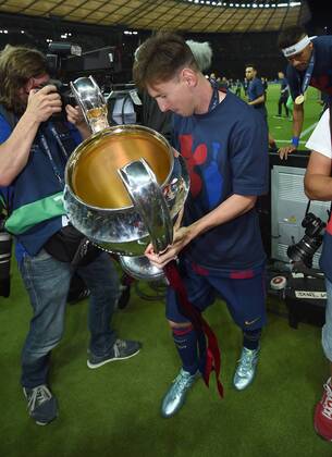 FUSSBALL CHAMPIONS LEAGUE FINALE SAISON 2014 2015 Juventus Turin - FC Barcelona Barca 06.06.2015 Der FC Barcelona gewinnt die Champions League 2015: Lionel Messi jubelt mit dem Pokal 