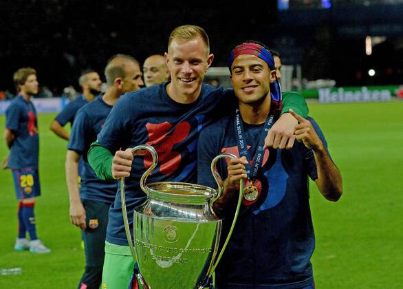 06.06.2015, xjhx, Fussball Champions League, Juventus Turin - FC Barcelona Barca v.l. Marc Andre ter Stegen (FC Barcelona), Rafinha (FC Barcelona) jubeln jubelt nach Spielende UEFA Champions League Pokal Europapokal Europapokal der Landesmeister Trophae