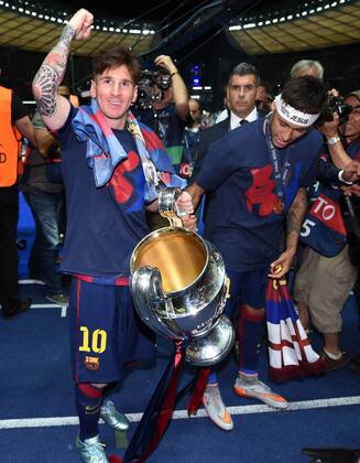 FUSSBALL CHAMPIONS LEAGUE FINALE SAISON 2014 2015 Juventus Turin - FC Barcelona Barca 06.06.2015 Der FC Barcelona gewinnt die Champions League 2015: Lionel Messi (li) und Neymar (re) jubeln mit dem Pokal 