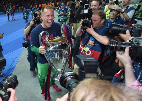 FUSSBALL CHAMPIONS LEAGUE FINALE SAISON 2014 2015 Juventus Turin - FC Barcelona Barca 06.06.2015 Der FC Barcelona gewinnt die Champions League 2015: Torwart Marc Andre ter Stegen jubelt mit dem Pokal 
