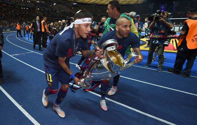 FUSSBALL CHAMPIONS LEAGUE FINALE SAISON 2014 2015 Juventus Turin - FC Barcelona Barca 06.06.2015 Der FC Barcelona gewinnt die Champions League 2015: Neymar (li) und Daniel Alves (re) jubeln mit dem Pokal 
