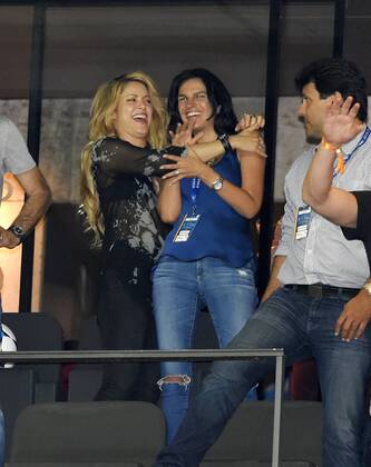 06.06.2015, Fussball Champions League Finale 2014 2015 im Oylmpiastadion Berlin, Juventus Turin - FC Barcelona Barca Sängerin Shakira (li) freut sich riesig auf der Tribüne. Die Ehefrau von Gerard Pique (FC Barcelona). 