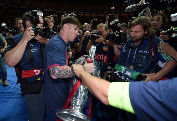 FUSSBALL CHAMPIONS LEAGUE FINALE SAISON 2014 2015 Juventus Turin - FC Barcelona Barca 06.06.2015 Der FC Barcelona gewinnt die Champions League 2015: Lionel Messi jubelt mit dem Pokal 