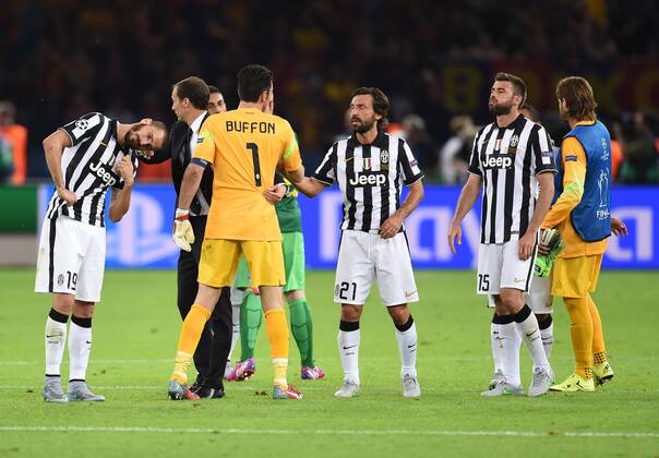 FUSSBALL CHAMPIONS LEAGUE FINALE SAISON 2014 2015 Juventus Turin - FC Barcelona Barca 06.06.2015 Der FC Barcelona gewinnt die Champions League 2015: Leonardo Bonucci, Torwart Buffon Gianluigi, Andrea Pirlo und Andrea Barzagli (v.l., alle Juventus Turin) sind nach dem Abpfiff enttaeuscht 