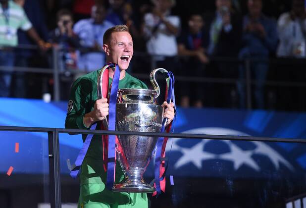 Siegerehrung: Torwart Marc-Andre TER STEGEN (FCBarcelona) jubelt mit dem Champions League Pokal. FINALE: Juventus Turin - FC Barcelona Barca am 06.06.2015. Fussball international Saison 2014 2015, UEFA Championsleague Finale 2015 im Olympiastadion in Berlin, Deutschland,