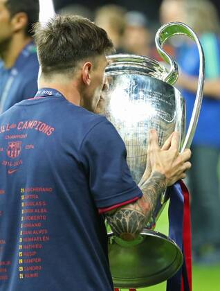 Lionel MESSI, Barca 10 kuesst Champions League Pokal, Trophaee, Pott FC Barcelona Barca - JUVENTUS TURIN ( - ) Fussball UEFA Champions League, Finale, im Olympiastadion Berlin, Deutschland am 06.06.2016 CL Saison 2014 2015