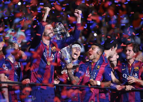 Siegerehrung: Gerard PIQUE Bernabeu (links) jubelt mit Neymar DA SILVA Santos Junior (beide FCBarcelona). FINALE: Juventus Turin - FC Barcelona Barca am 06.06.2015. Fussball international Saison 2014 2015, UEFA Championsleague Finale 2015 im Olympiastadion in Berlin, Deutschland,