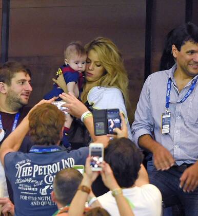 06.06.2015, Fussball Champions League Finale 2014 2015 im Oylmpiastadion Berlin, Juventus Turin - FC Barcelona Barca Sängerin Shakira, Die Ehefrau von Gerard Pique (FC Barcelona) freut sich riesig auf der Tribüne und küsst den kleinen Sasha. 