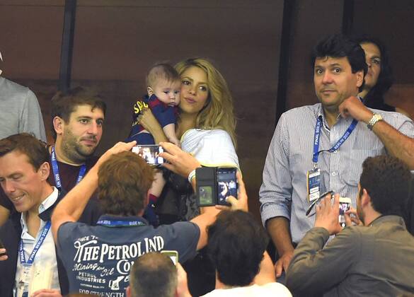 06.06.2015, Fussball Champions League Finale 2014 2015 im Oylmpiastadion Berlin, Juventus Turin - FC Barcelona Barca Sängerin Shakira, Die Ehefrau von Gerard Pique (FC Barcelona) auf der Tribüne mit dem kleinen Sasha. 