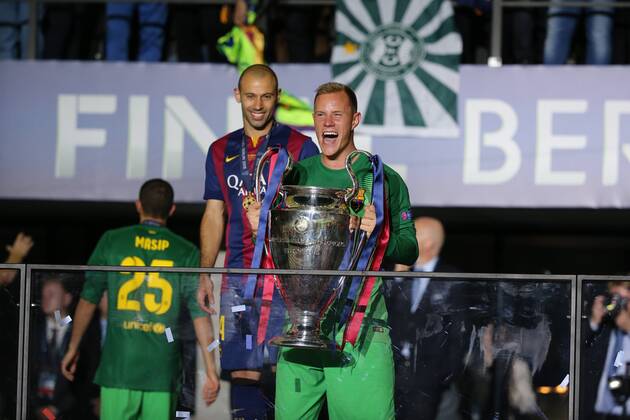 Torwart Marc-Andre ter Stegen FC Barcelona Barca 1) feiert mit dem Pokal nach dem Gewinn des Spiels waehrend des Champions League Finales zwischen Juventus Turin und dem FC Barcelona am 06.06.2015 im Berliner Olympia Stadion ( Copyright: Schueler Eibner-Pressefoto EP_JSE