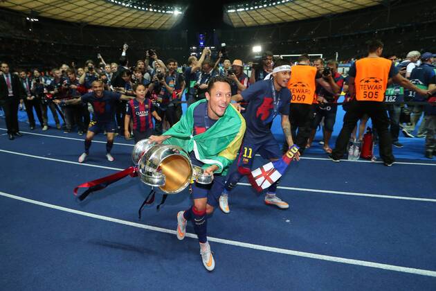 Adriano FC Barcelona Barca 21), Neymar (FC Barcelona 11)und Dani Alves (FC Barcelona 22) feiert mit dem Pokal nach dem Gewinn des Spiels waehrend des Champions League Finales zwischen Juventus Turin und dem FC Barcelona am 06.06.2015 im Berliner Olympia Stadion ( Copyright: Schueler Eibner-Pressefoto EP_JSE
