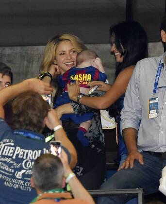 06.06.2015, Fussball Champions League Finale 2014 2015 im Oylmpiastadion Berlin, Juventus Turin - FC Barcelona Barca Sängerin Shakira, Die Ehefrau von Gerard Pique (FC Barcelona) auf der Tribüne mit dem kleinen Sasha. 